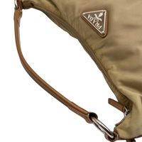 Prada Schultertasche Croissant aus Nylon beige – Schulterriemen im Detail