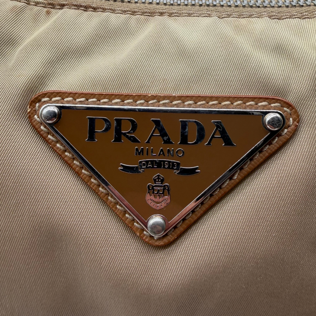 Prada Schultertasche Croissant aus Nylon beige – Logo im Detail