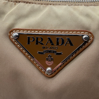 Prada Schultertasche Croissant aus Nylon beige – Logo im Detail