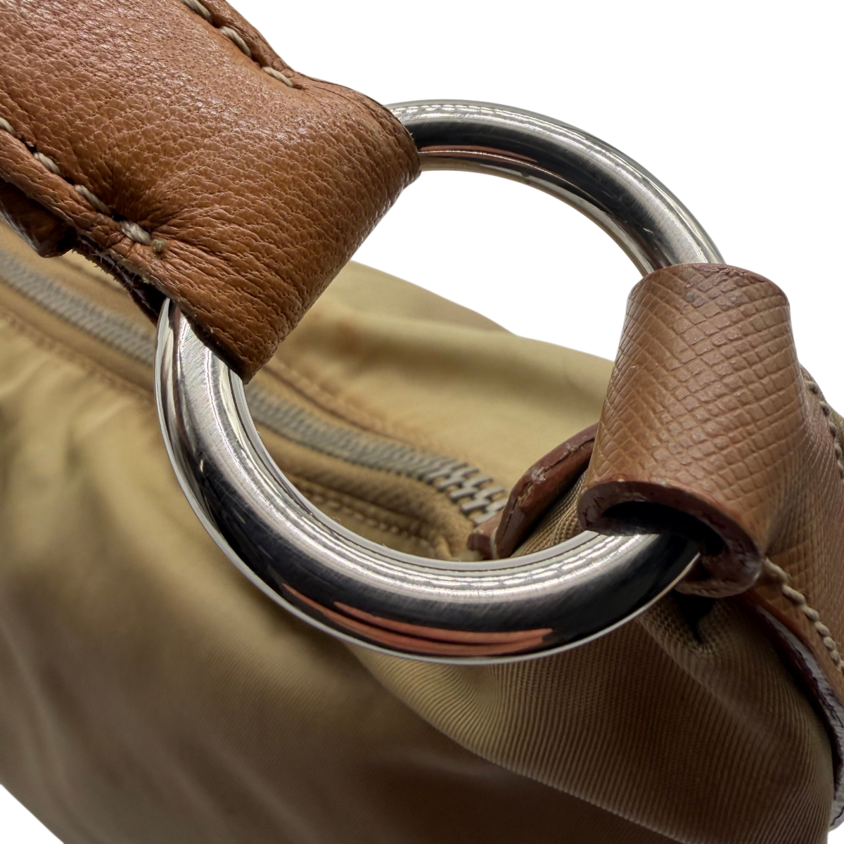 Prada Schultertasche Croissant aus Nylon beige – Beschläge im Detail