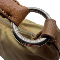 Prada Schultertasche Croissant aus Nylon beige – Beschläge im Detail