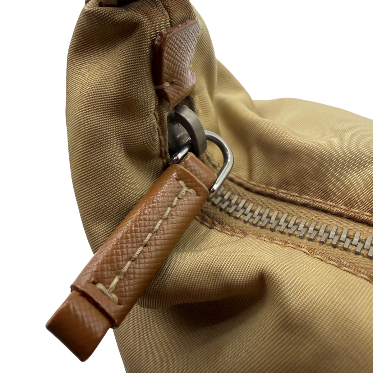 Prada Schultertasche Croissant aus Nylon beige – Beschläge im Detail