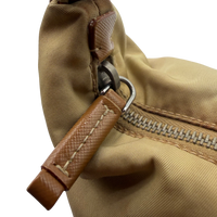 Prada Schultertasche Croissant aus Nylon beige – Beschläge im Detail