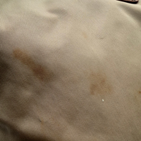 Prada Schultertasche Croissant aus Nylon beige – Gebrauchsspuren: Flecken im Stoff