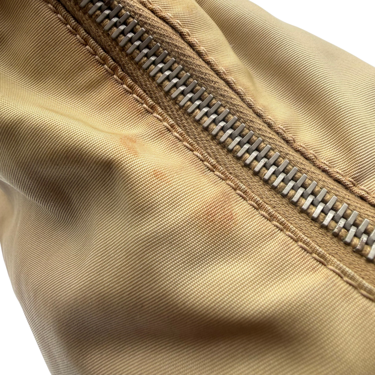Prada Schultertasche Croissant aus Nylon beige – Gebrauchsspuren: Flecken im Stoff