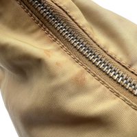 Prada Schultertasche Croissant aus Nylon beige – Gebrauchsspuren: Flecken im Stoff