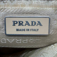 Prada Schultertasche Croissant aus Nylon beige – Innenetikett im Detail