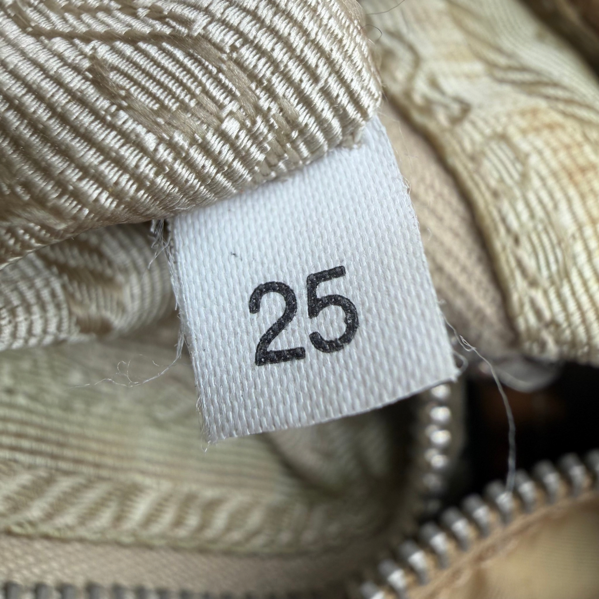 Prada Schultertasche Croissant aus Nylon beige – Innenetikett im Detail