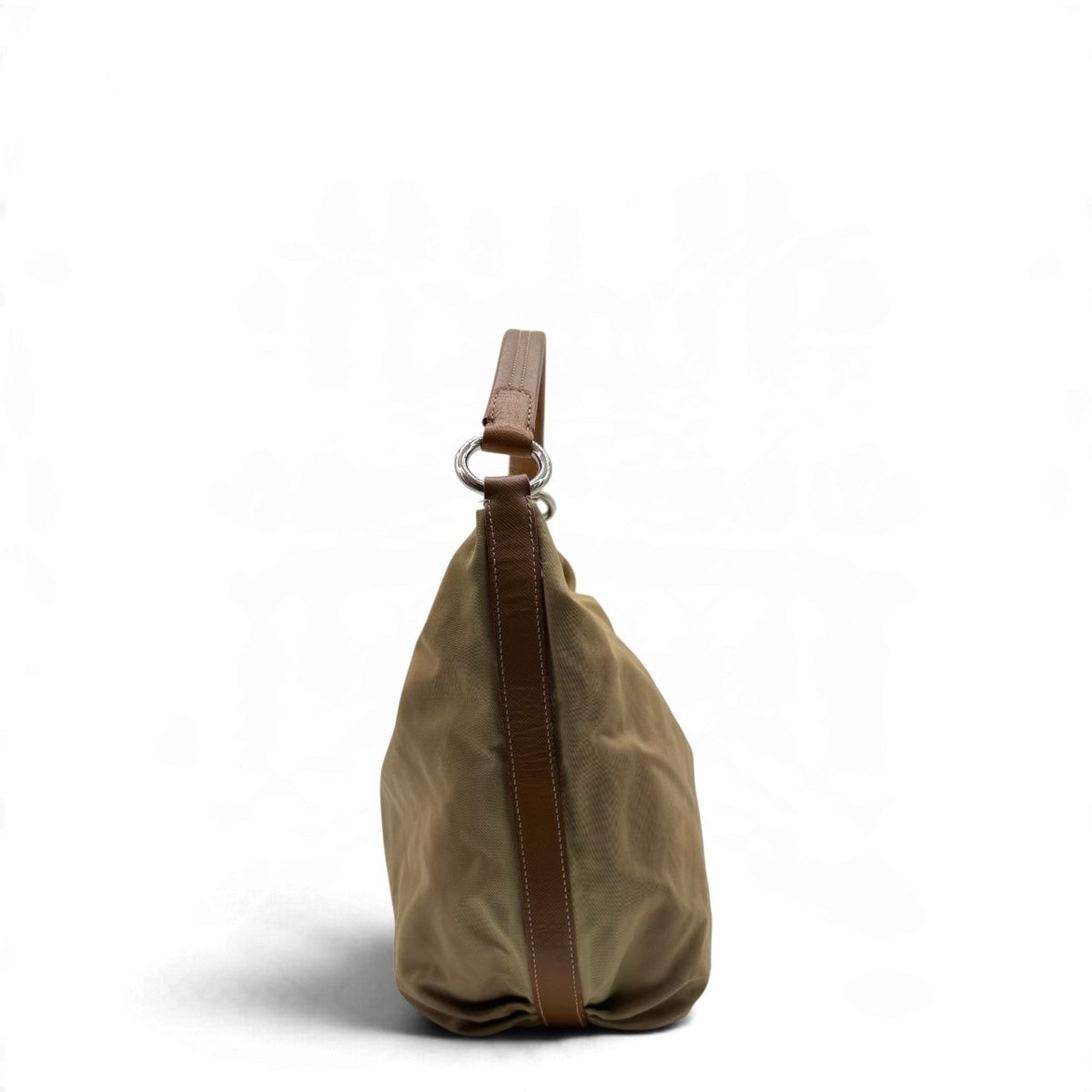 Prada Schultertasche Croissant aus Nylon beige – Seitenansicht