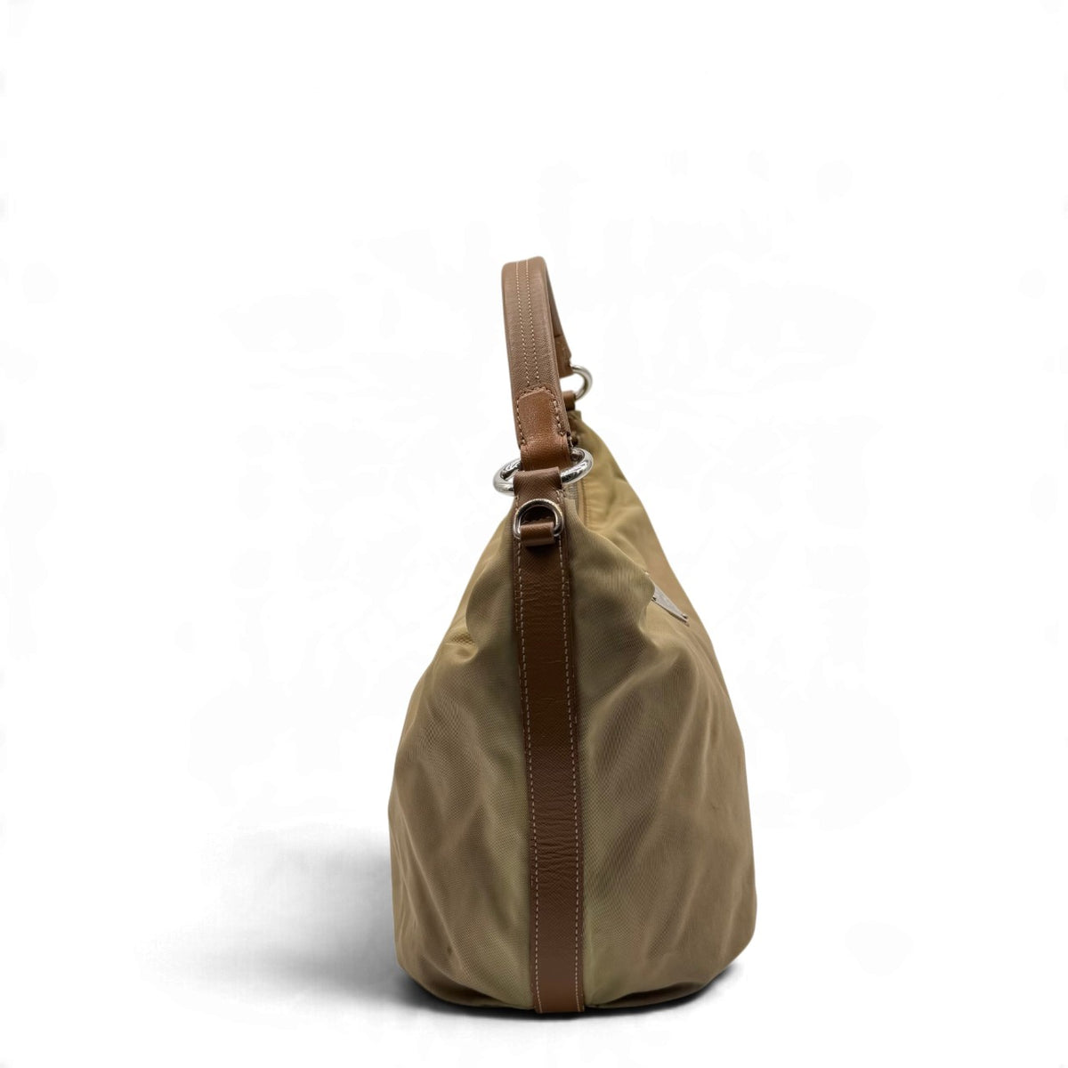 Prada Schultertasche Croissant aus Nylon beige – Seitenansicht
