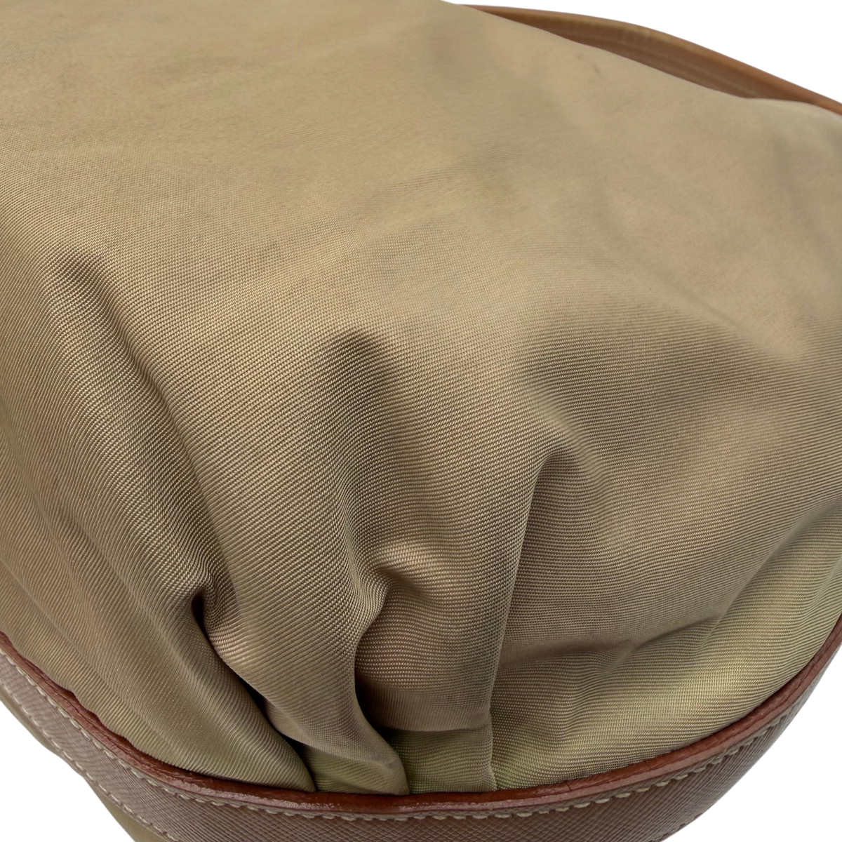 Prada Schultertasche Croissant aus Nylon beige – Ecken im Detail
