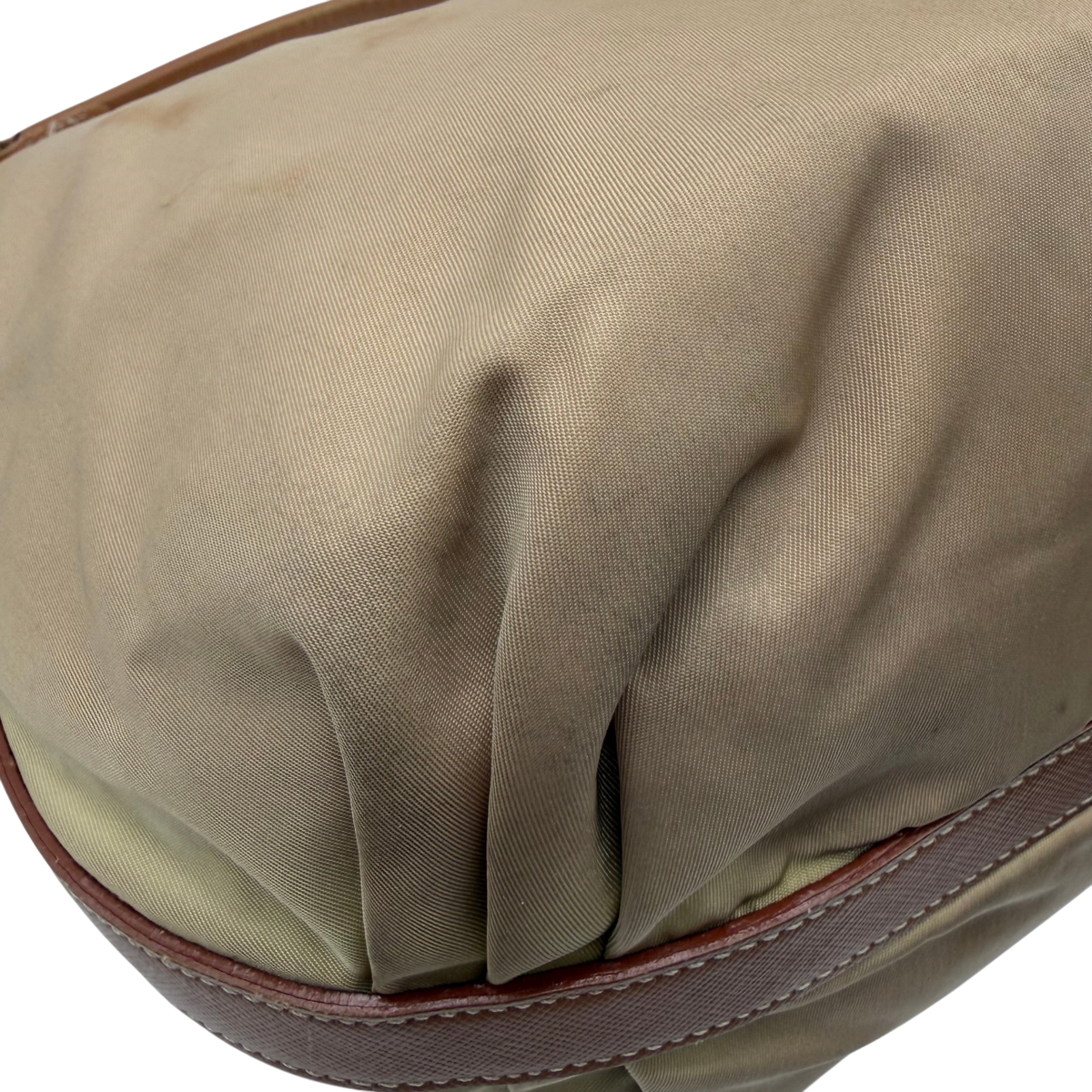 Prada Schultertasche Croissant aus Nylon beige – Ecken im Detail