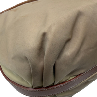 Prada Schultertasche Croissant aus Nylon beige – Ecken im Detail