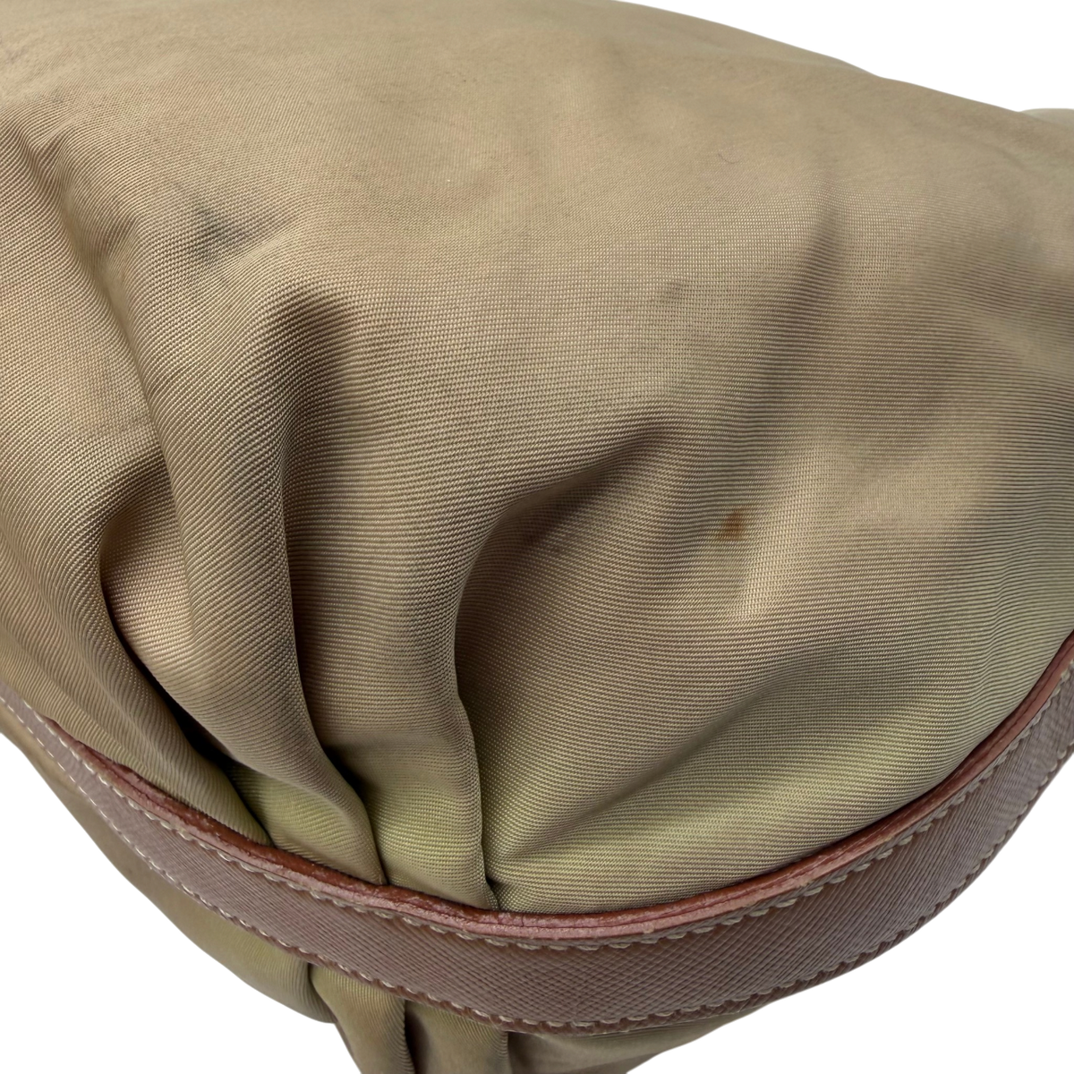 Prada Schultertasche Croissant aus Nylon beige – Ecken im Detail