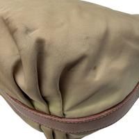 Prada Schultertasche Croissant aus Nylon beige – Ecken im Detail