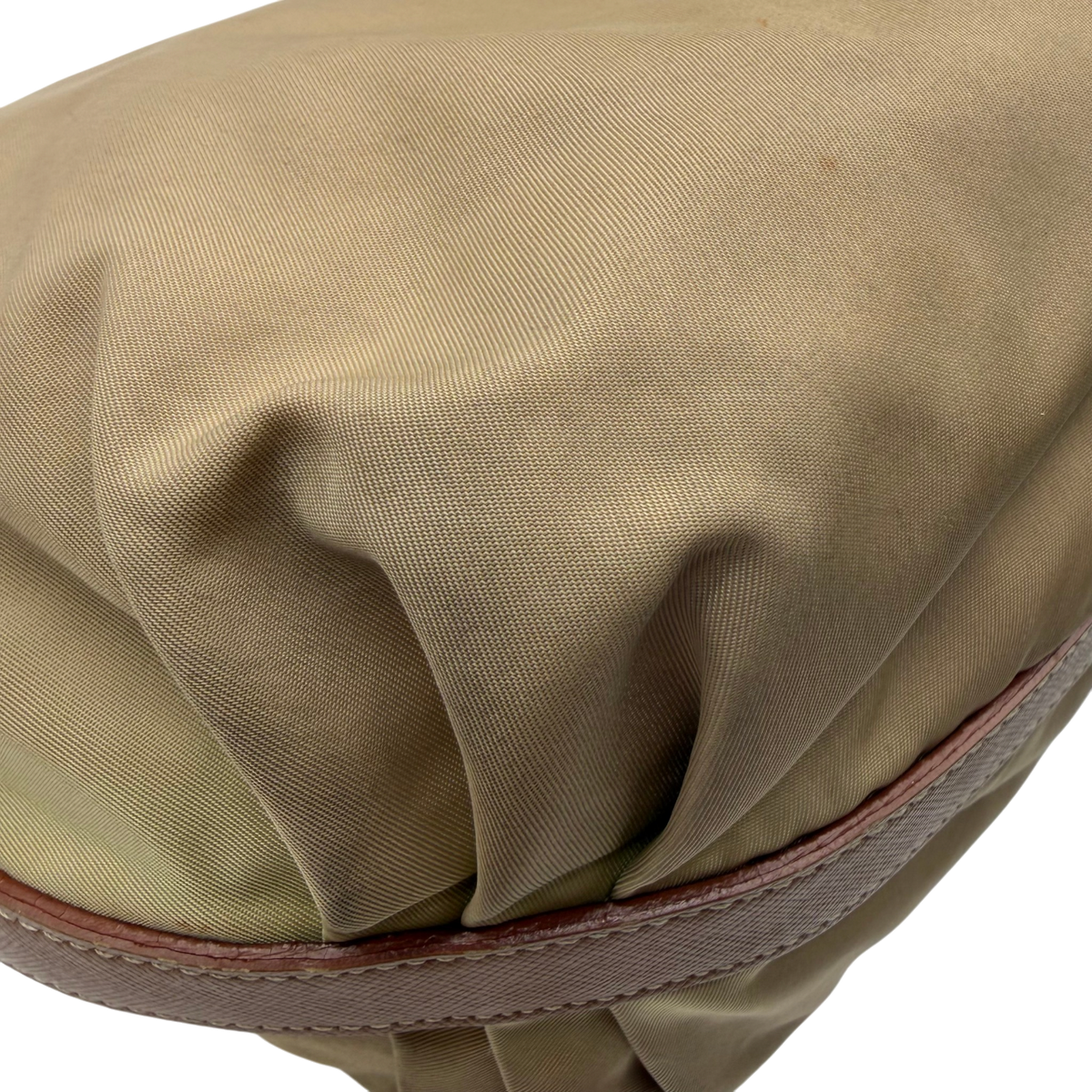Prada Schultertasche Croissant aus Nylon beige – Ecken im Detail