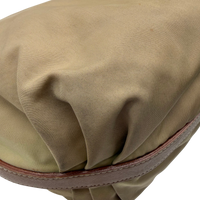 Prada Schultertasche Croissant aus Nylon beige – Ecken im Detail