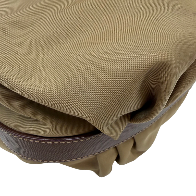 Prada Schultertasche Hobo Croissant aus Nylon beige