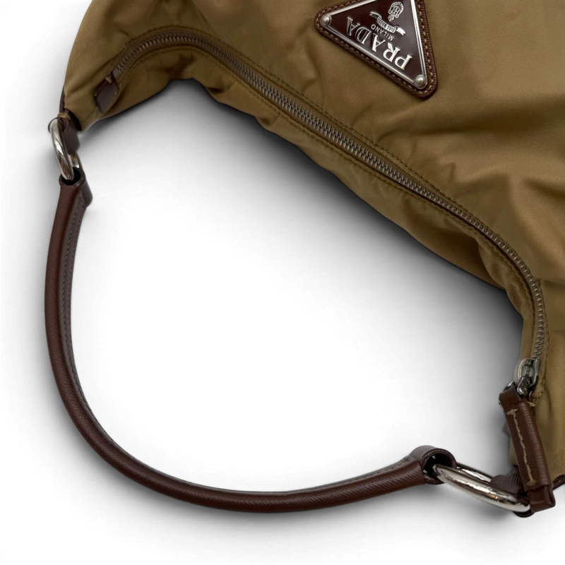 Prada Schultertasche Hobo Croissant aus Nylon beige