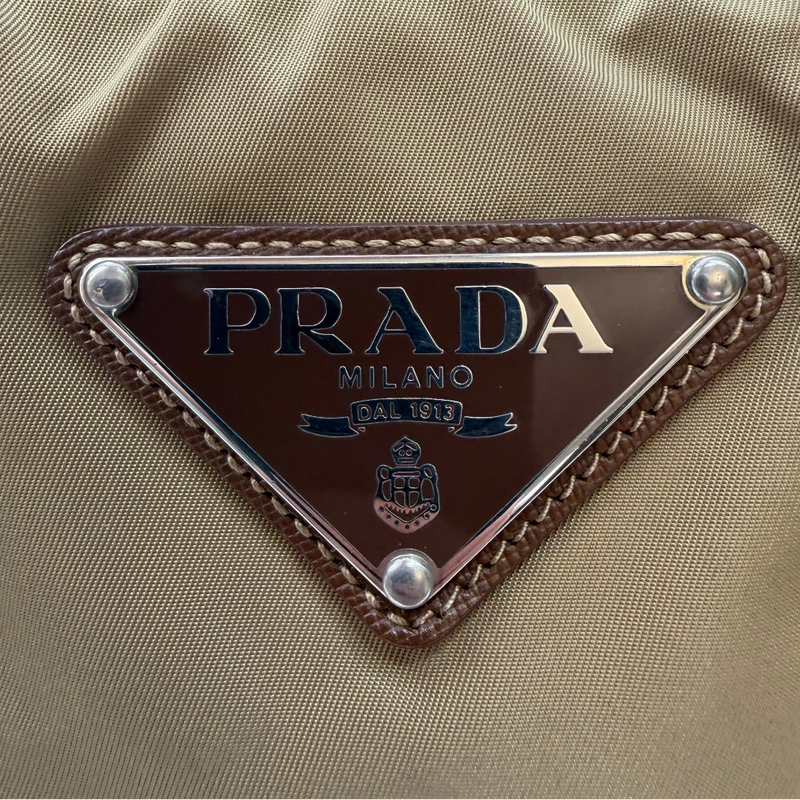 Prada Schultertasche Hobo Croissant aus Nylon beige
