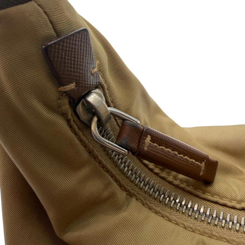 Prada Schultertasche Hobo Croissant aus Nylon beige