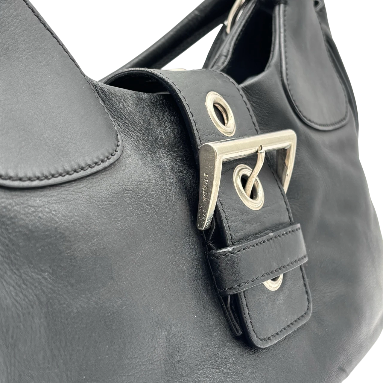 Prada Schultertasche Hobo aus Leder schwarz