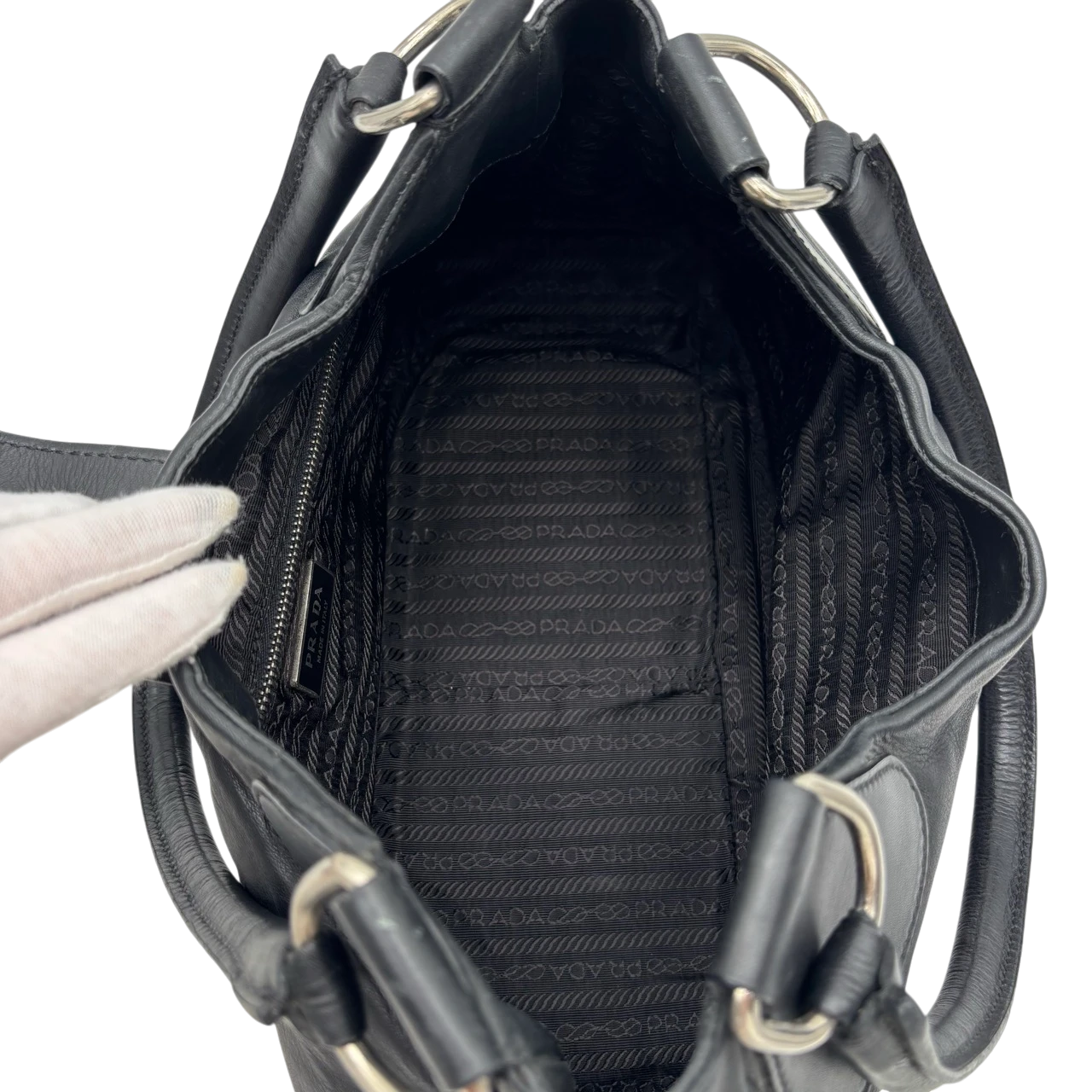 Prada Schultertasche Hobo aus Leder schwarz