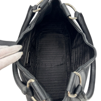 Prada Schultertasche Hobo aus Leder schwarz