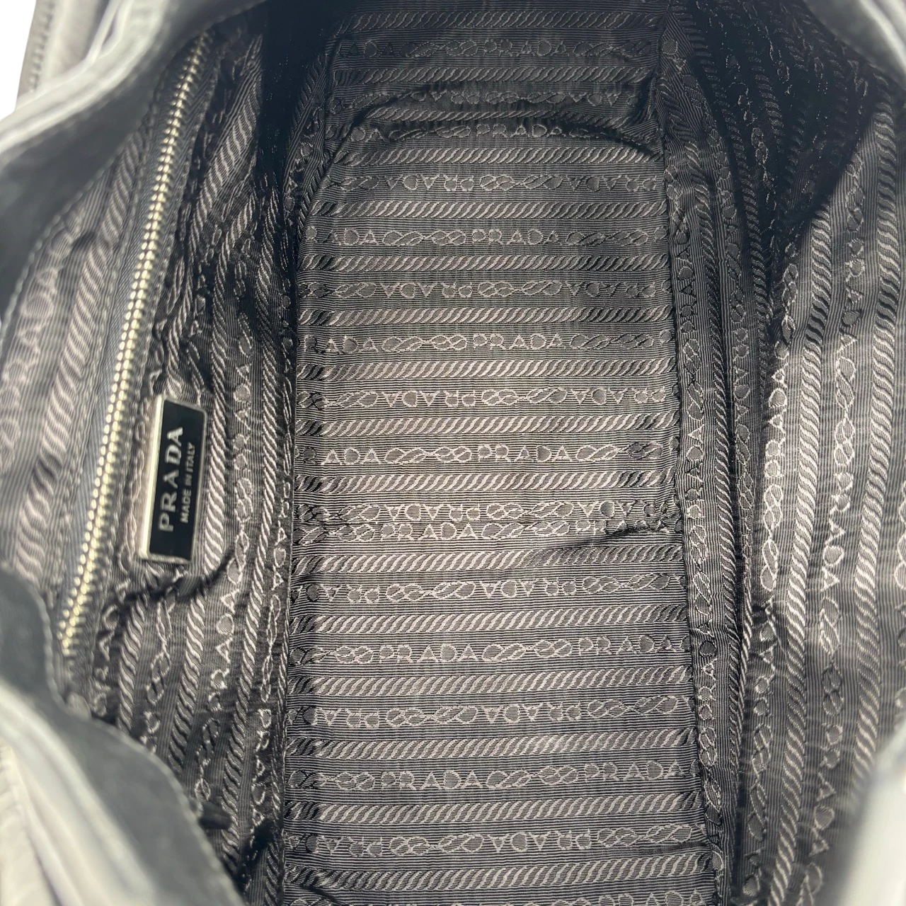Prada Schultertasche Hobo aus Leder schwarz