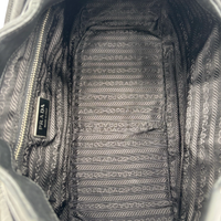 Prada Schultertasche Hobo aus Leder schwarz