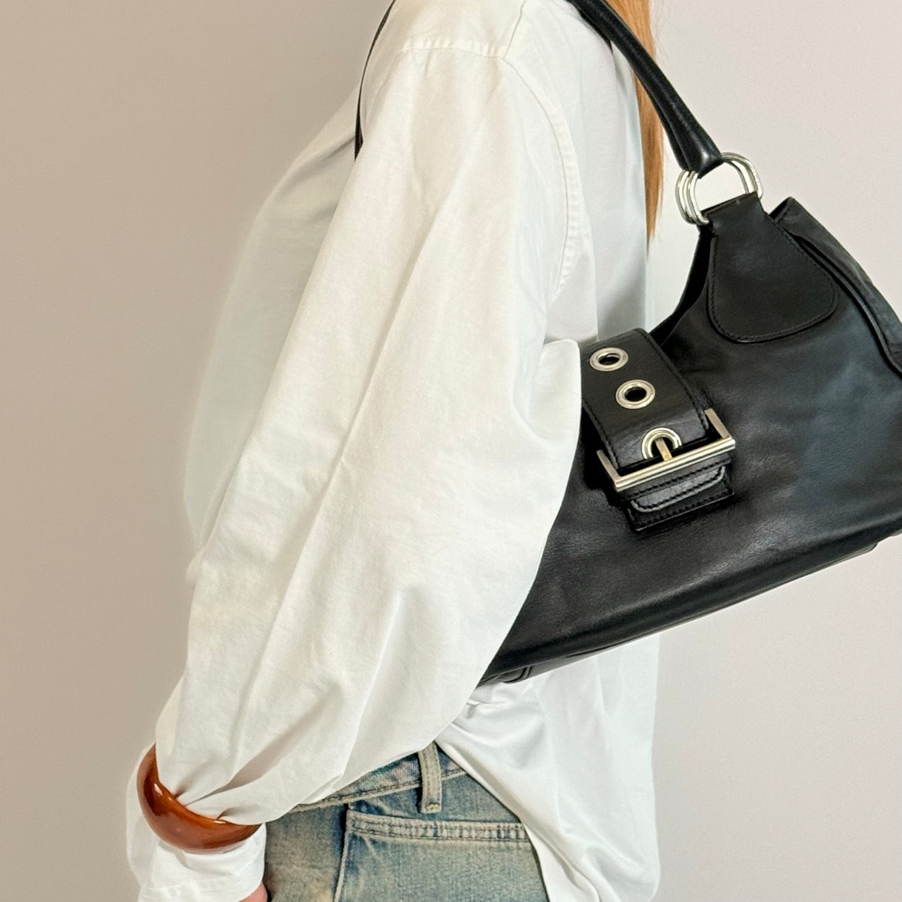Prada Schultertasche Hobo aus Leder schwarz