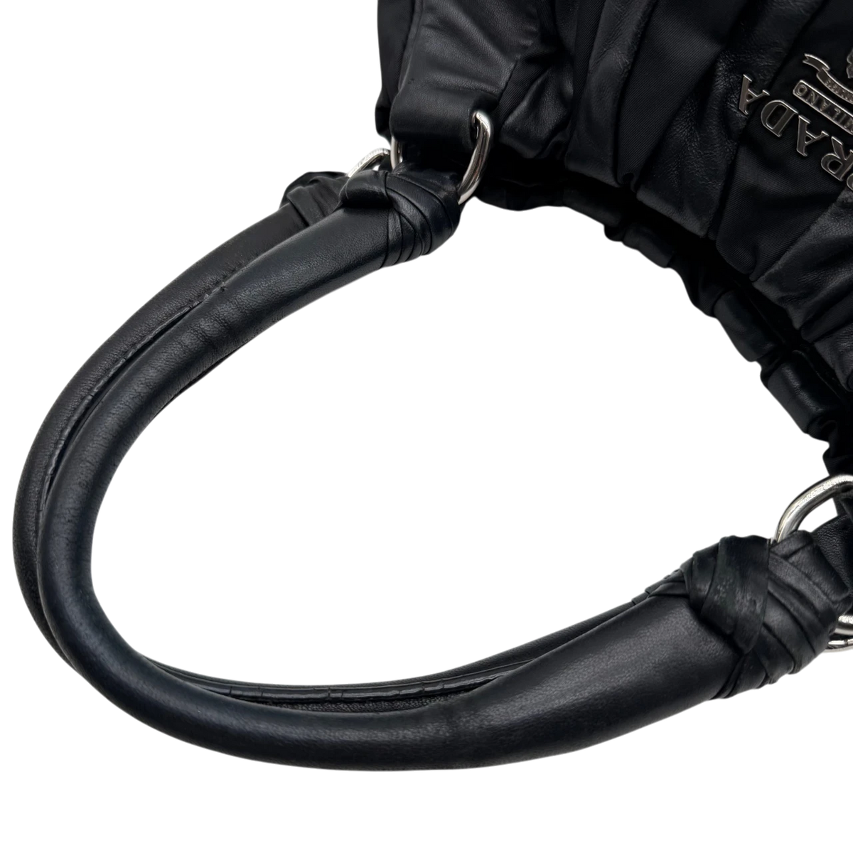 Prada Schultertasche Hobo aus Nappaleder schwarz – Henkel im Detail