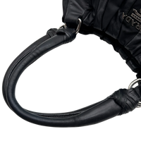 Prada Schultertasche Hobo aus Nappaleder schwarz – Henkel im Detail