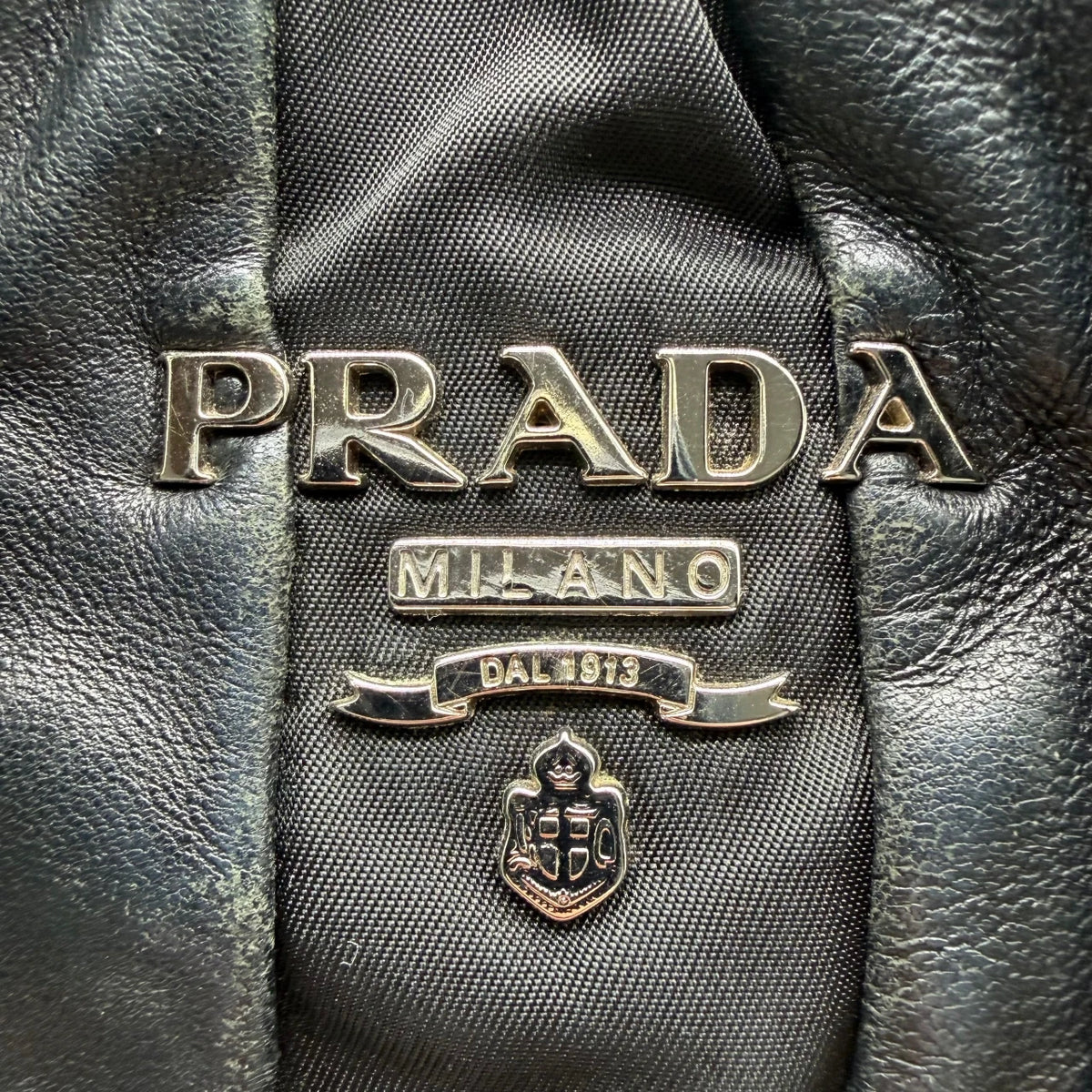 Prada Schultertasche Hobo aus Nappaleder schwarz – Prägung im Detail
