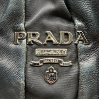 Prada Schultertasche Hobo aus Nappaleder schwarz – Prägung im Detail