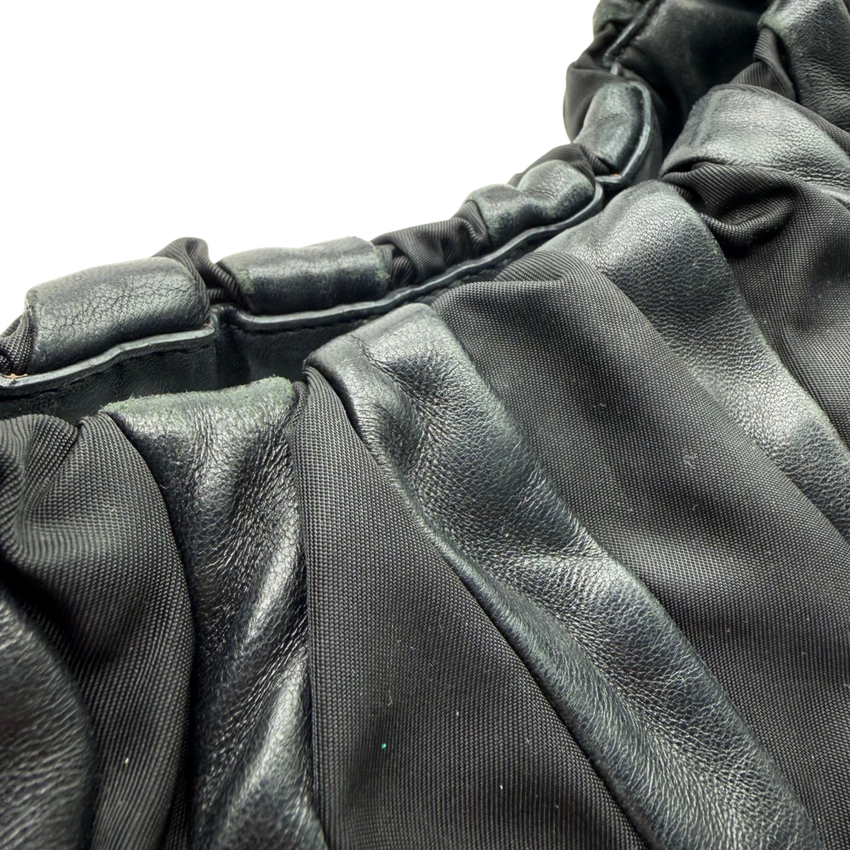 Prada Schultertasche Hobo aus Nappaleder schwarz – Ecken im Detail