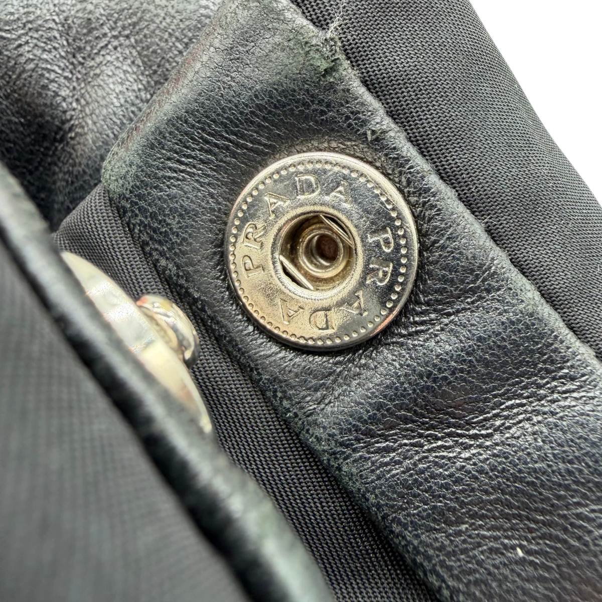 Prada Schultertasche Hobo aus Nappaleder schwarz – Prägung im Detail