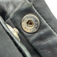 Prada Schultertasche Hobo aus Nappaleder schwarz – Prägung im Detail