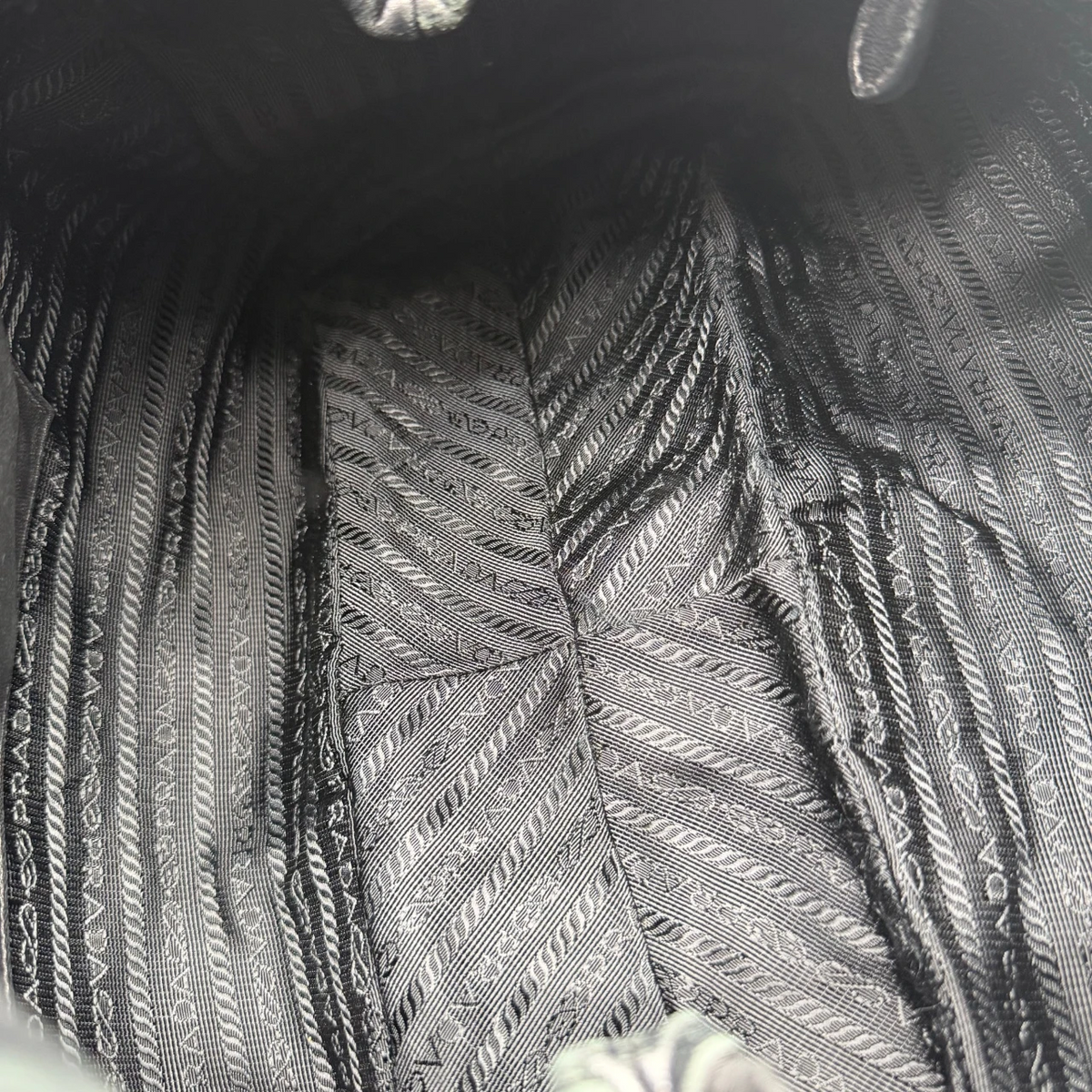Prada Schultertasche Hobo aus Nappaleder schwarz – Innenansicht