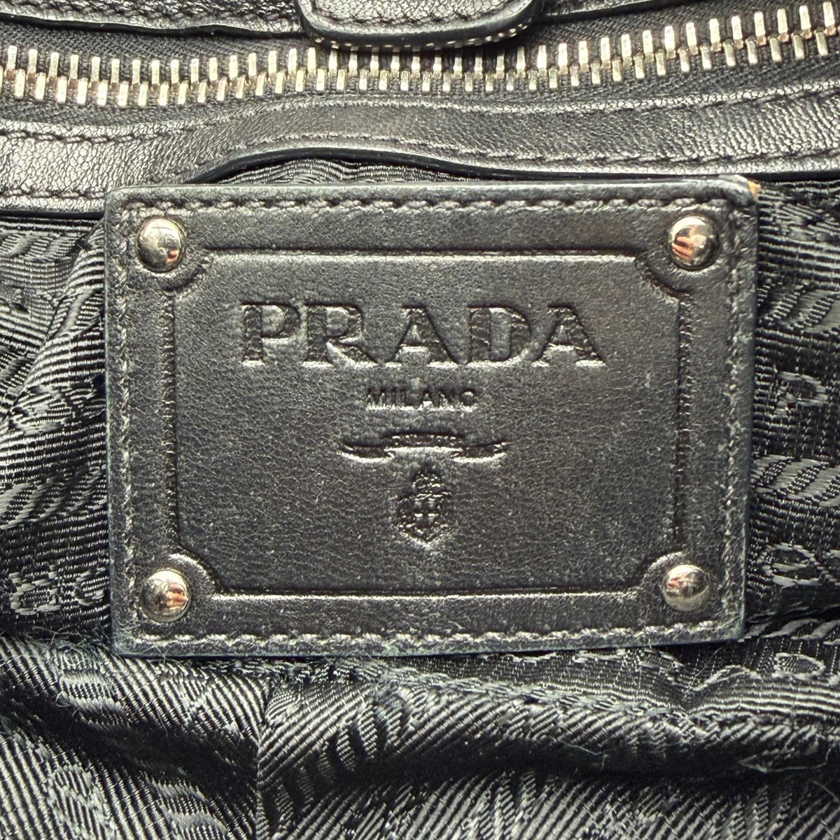 Prada Schultertasche Hobo aus Nappaleder schwarz – Prägung im Detail