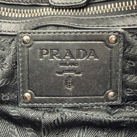 Prada Schultertasche Hobo aus Nappaleder schwarz – Prägung im Detail