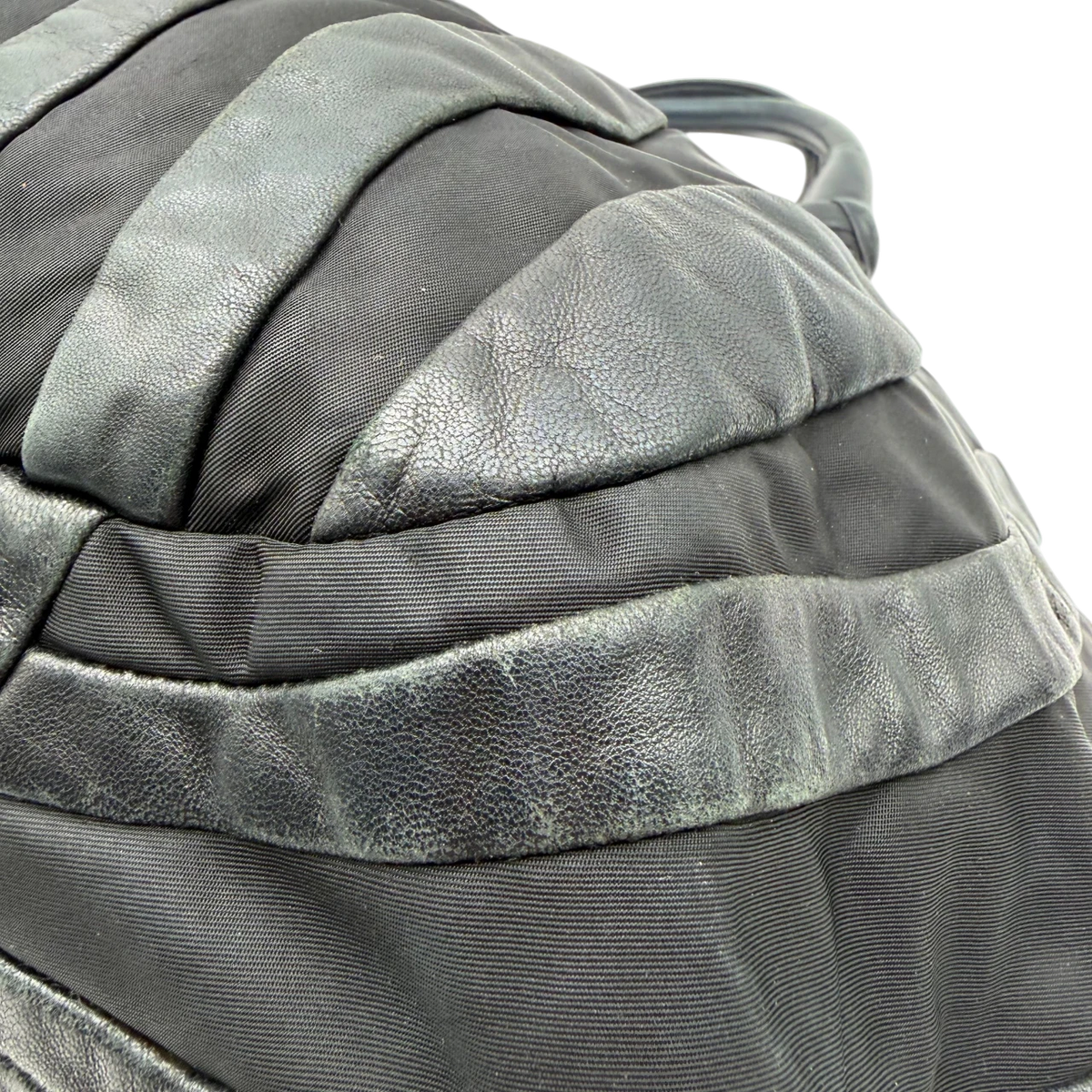Prada Schultertasche Hobo aus Nappaleder schwarz – Ecken im Detail