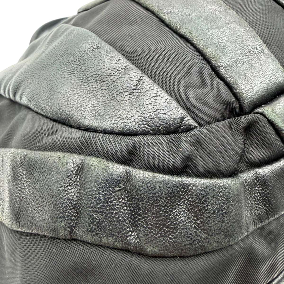 Prada Schultertasche Hobo aus Nappaleder schwarz – Ecken im Detail
