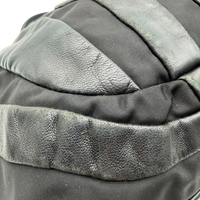 Prada Schultertasche Hobo aus Nappaleder schwarz – Ecken im Detail