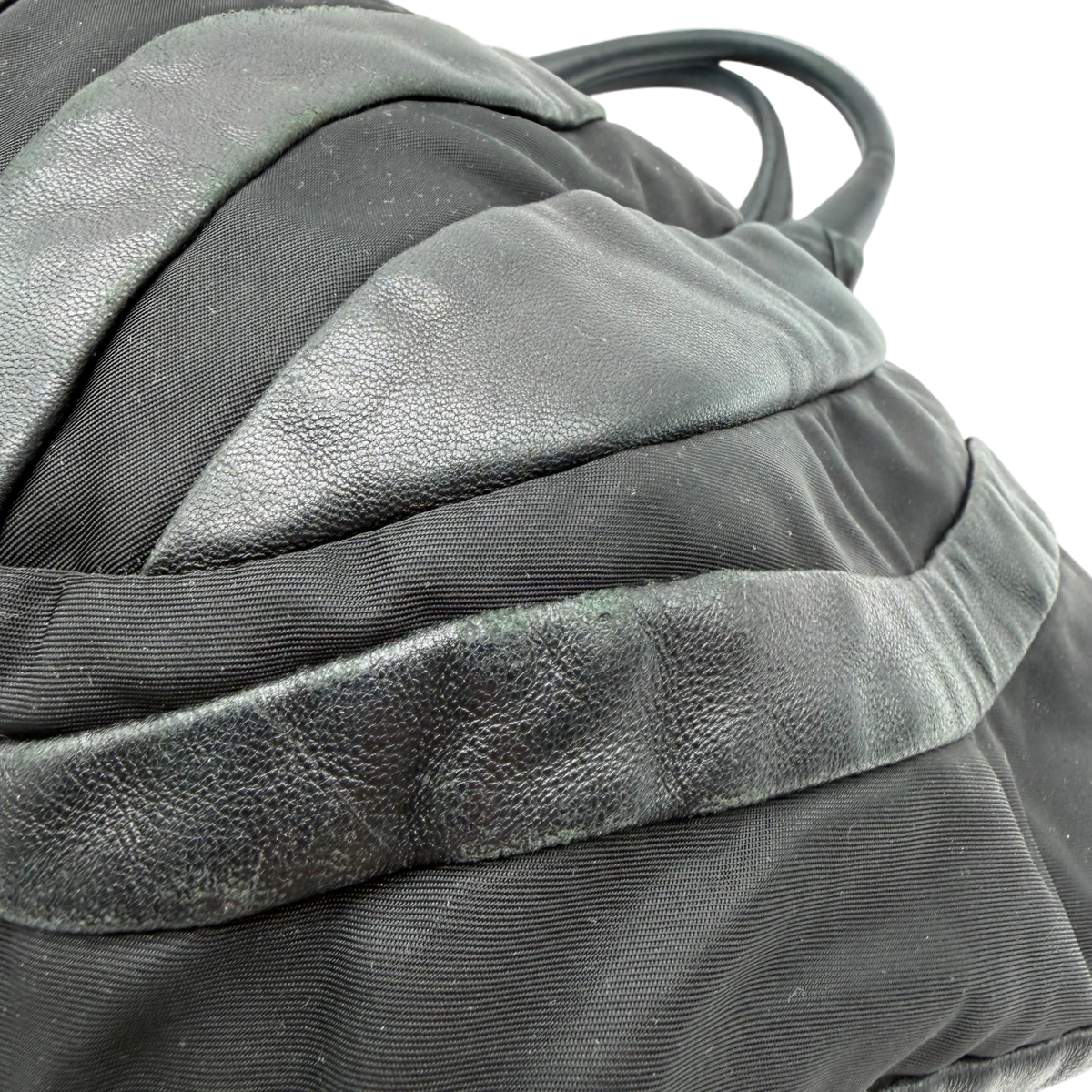 Prada Schultertasche Hobo aus Nappaleder schwarz – Ecken im Detail