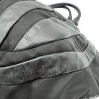 Prada Schultertasche Hobo aus Nappaleder schwarz – Ecken im Detail