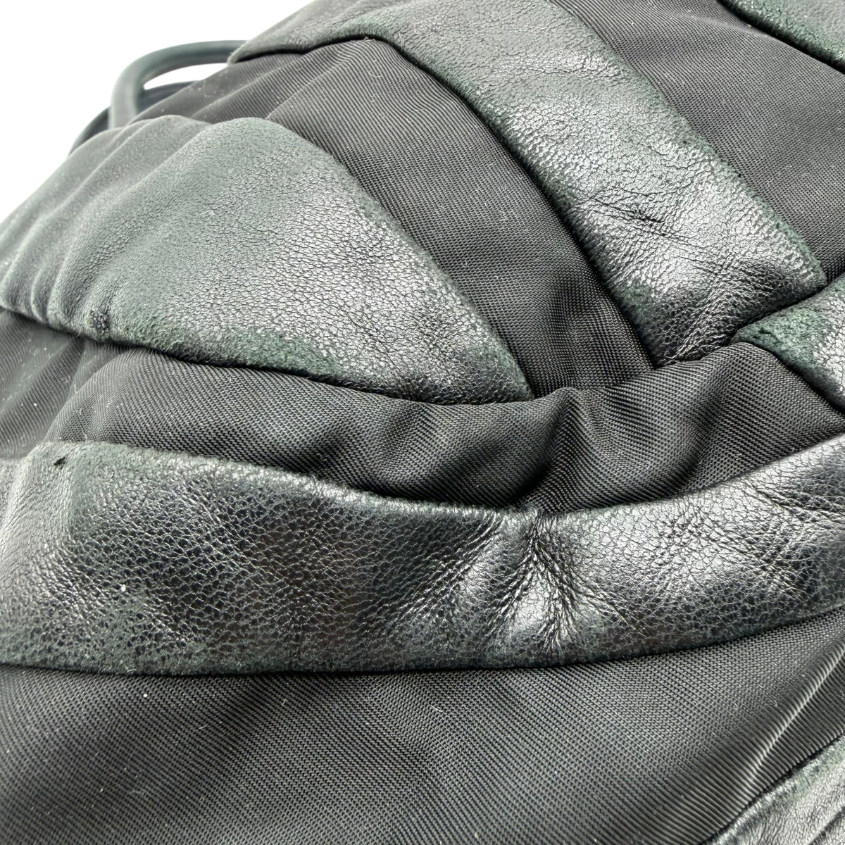 Prada Schultertasche Hobo aus Nappaleder schwarz – Ecken im Detail