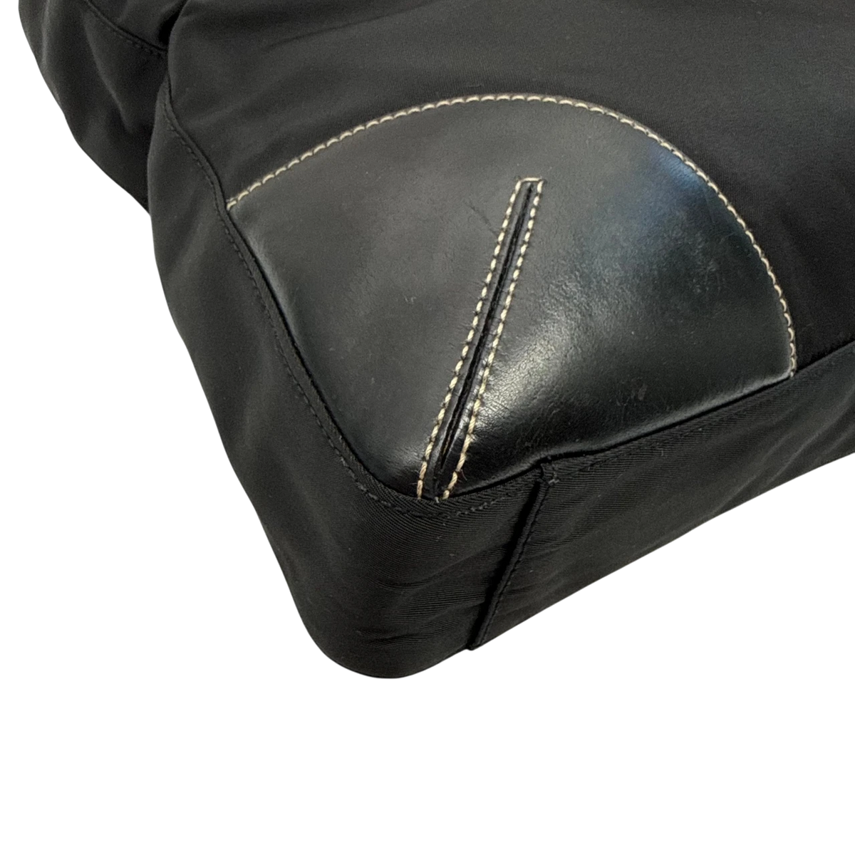 Prada Schultertasche Tote Bag aus Nylon schwarz – Ecken im Detail