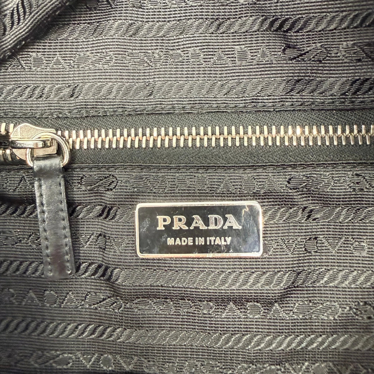 Prada Schultertasche Tote Bag aus Nylon schwarz – Innenetikett im Detail