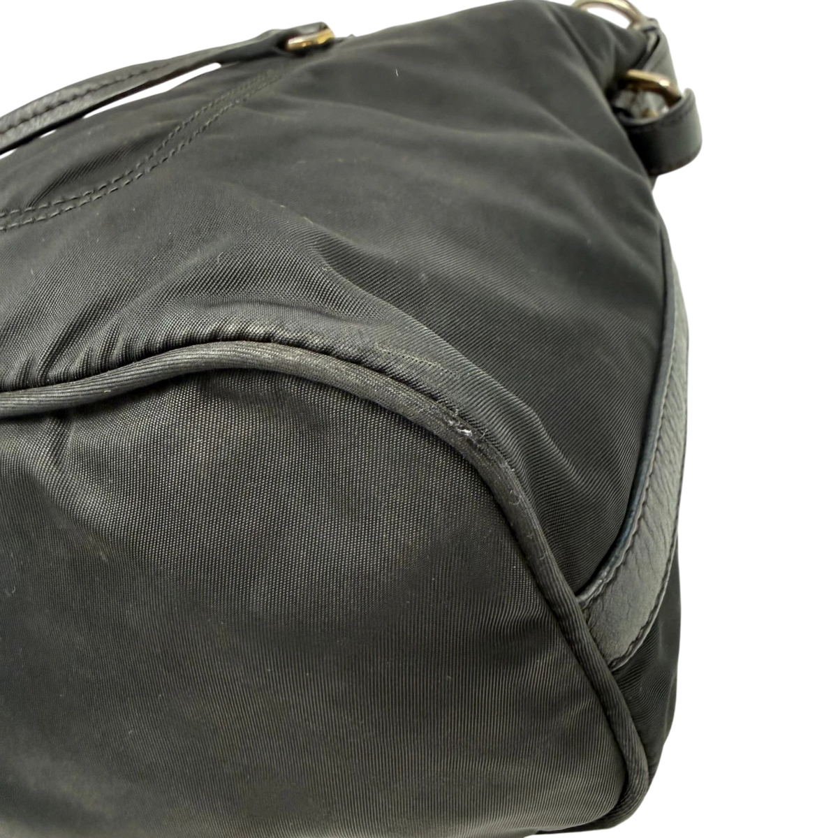 Prada Schultertasche aus Nylon schwarz – Ecken im Detail